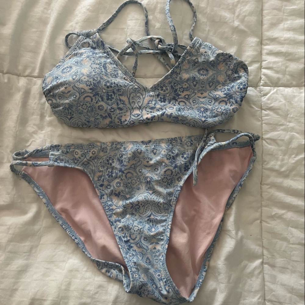 ⭐️blue/pink paisley swim set